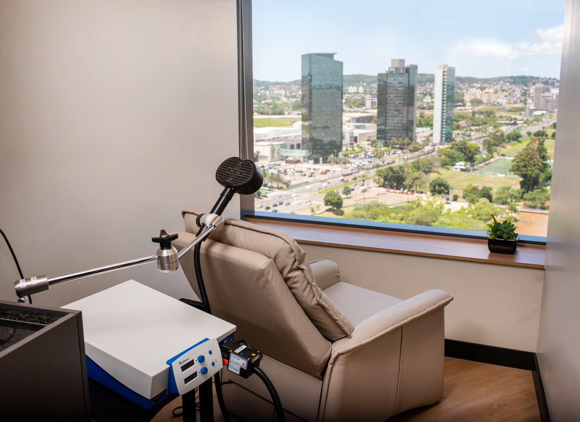Sala de EMT da Clínica Sinapta com vista para o Guaíba